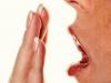 मुंह से सड़ा हुआ स्वाद और दुर्गंध: महिलाओं और पुरुषों में असुविधा का कारण और उपचार