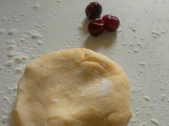 Dumplings mula sa choux pastry na may seresa at cottage cheese - Anna Uvarova