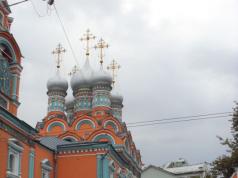 Un hermoso templo, un coro maravilloso: todo esto en Polyanka, 29A, cerca de la estación de metro.