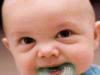 Что делать при поносе у ребенка на фоне прорезывания зубов: симптомы, продолжительность диареи и способы лечения Понос у малыша при прорезывании зубов